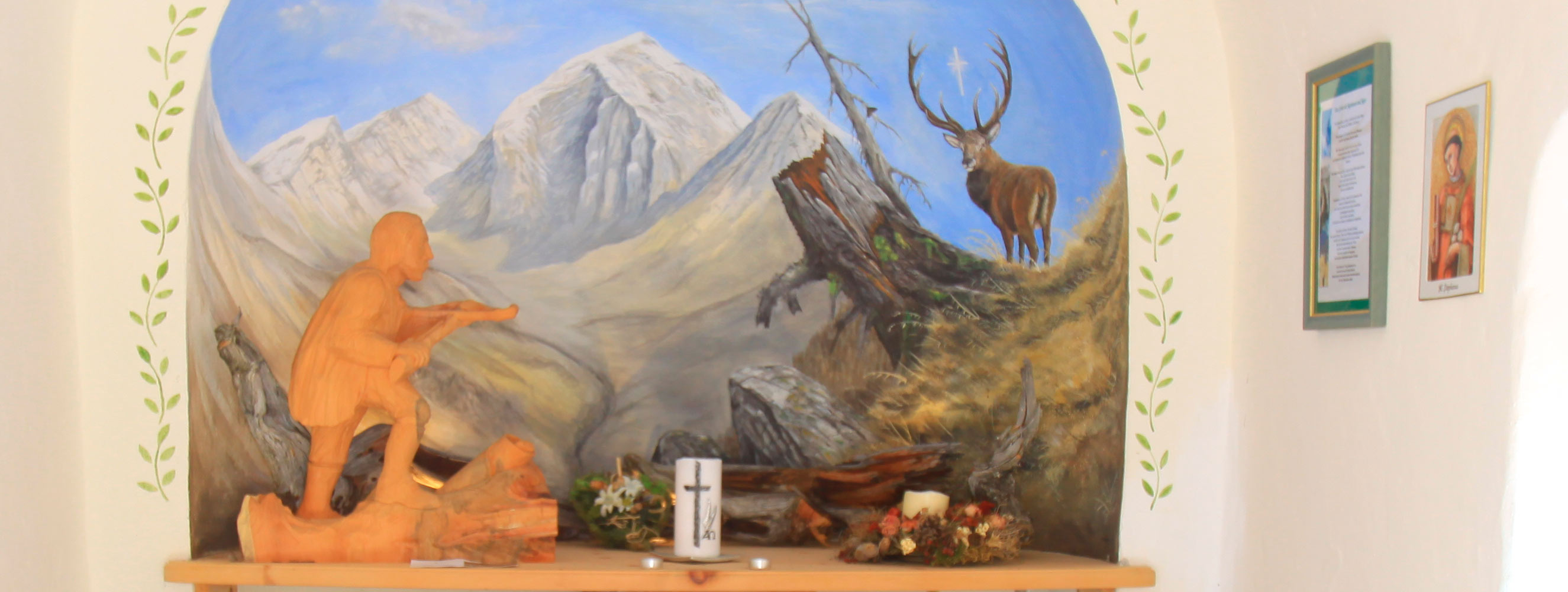 Innenansicht der Hubertuskapelle Rableid Alm